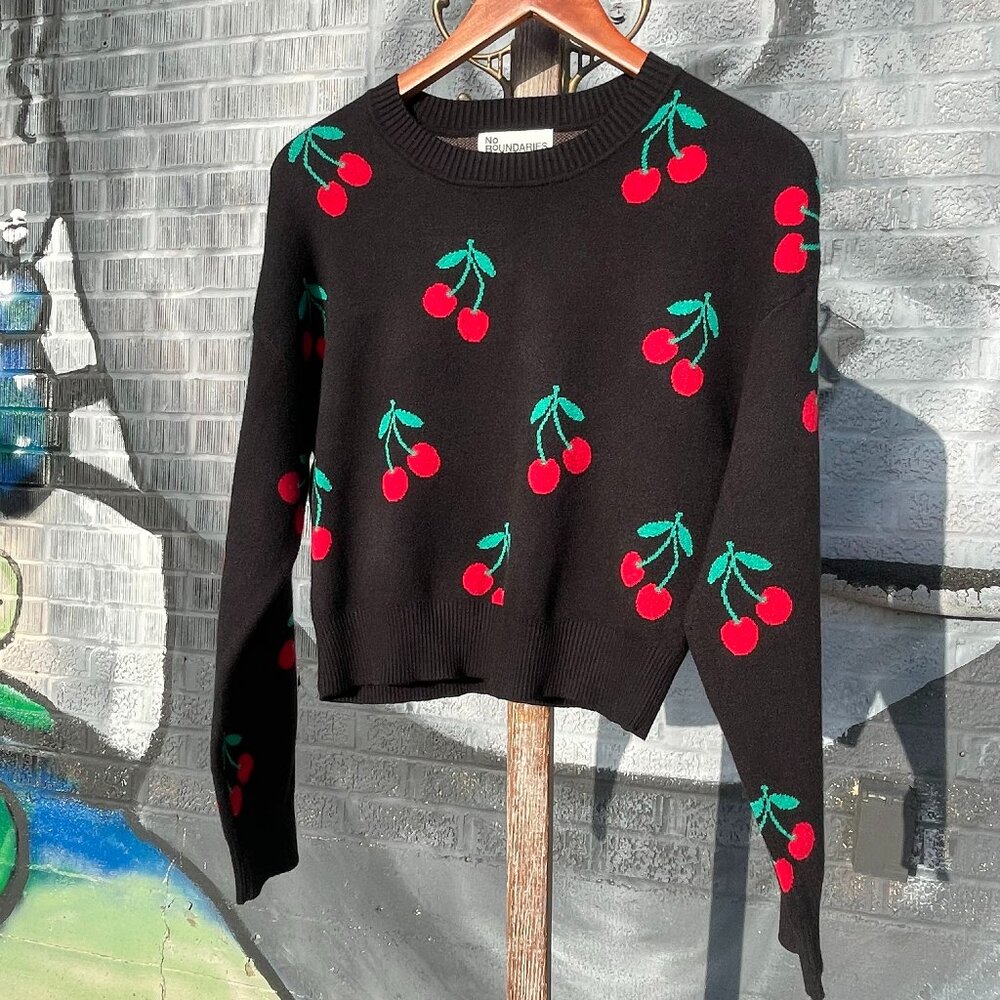 NWT Women's Medium (8/10) No Boundaries Black Cherries Sweater